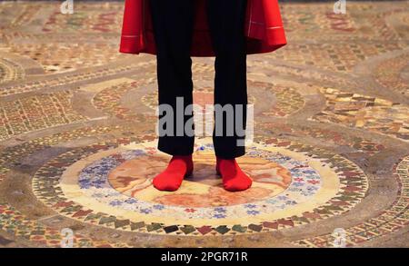 Abbey Marshal Howard Berry si trova al centro del marciapiede Cosmati, situato davanti all'altare, durante una telefonata fotografica all'Abbazia di Westminster, nel centro di Londra, per annunciare eventi speciali per celebrare l'incoronazione di Re Carlo III Data immagine: Giovedì 23 marzo 2023. Foto Stock