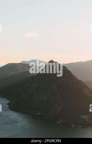 Lago di Lugano e montagne Foto Stock