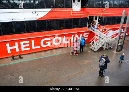 Amburgo, Germania. 24th Mar, 2023. I passeggeri saliscono a bordo del catamarano Helgoland alle tappe dell'atterraggio. La pausa invernale è finita: Il catamarano Helgoland 'Halunder Jet' ha iniziato la nuova stagione il venerdì. Fino al 31 ottobre, è prevista la navigazione giornaliera da Amburgo e Cuxhaven verso l'isola di Helgoland, nel Mare del Nord. Credit: Jonas Walzberg/dpa/Alamy Live News Foto Stock