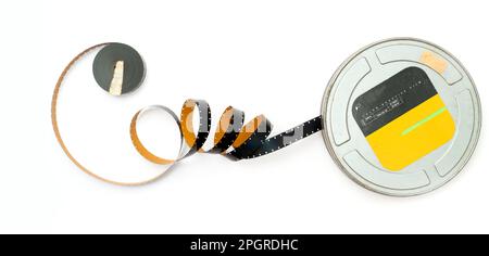 rotolo di pellicola da 16 mm su sfondo bianco. angolo di visualizzazione superiore. Foto Stock