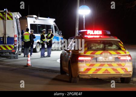 Armsheim, Germania. 23rd Mar, 2023. I veicoli di polizia e gli ufficiali di polizia stanno alla scena sul A61 durante il controllo su larga scala per combattere le esplosioni ATM. A causa del gran numero di blasti, tali controlli sono attualmente in corso regolarmente in Renania-Palatinato. Giovedì il Ministro degli interni Ebling (SPD) si è informato in loco delle misure di polizia. Credit: Jörg Halisch/dpa/Alamy Live News Foto Stock