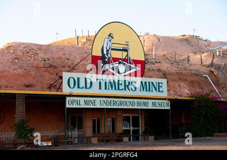 Coober Pedy, Australia - 4 maggio 2022: Vecchia miniera Timers aperto ai turisti per tour sotterranei di opale minerario Foto Stock