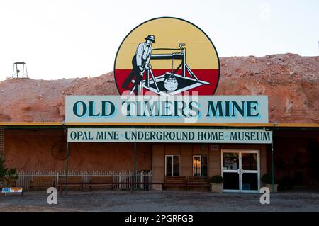 Coober Pedy, Australia - 4 maggio 2022: Vecchia miniera Timers aperto ai turisti per tour sotterranei di opale minerario Foto Stock