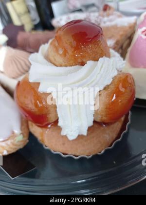 LES GÂTEAUX SUR UNE TABLE FRANCOAISE Foto Stock