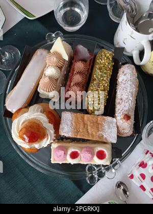 LES GATEAUX SUR UNE TAVOLO FRANCAISE Foto Stock