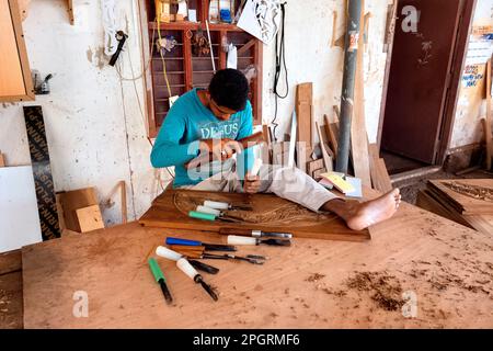 Intagliatore e artigiano nel dhow fabbrica di costruzione navale di sur, Ash Sharqiyah, Oman Foto Stock