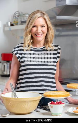 Lisa Faulkner, attrice, presentatore e chef televisivo, nella sua cucina a casa a Barnet, North London, Inghilterra, Regno Unito Foto Stock