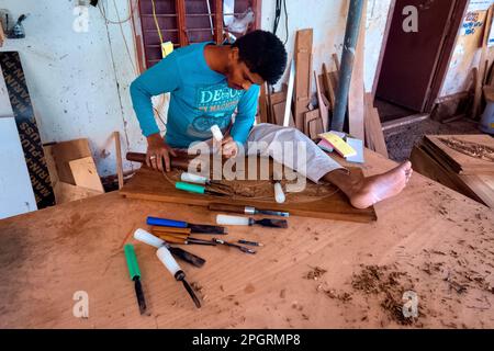 Intagliatore e artigiano nel dhow fabbrica di costruzione navale di sur, Ash Sharqiyah, Oman Foto Stock