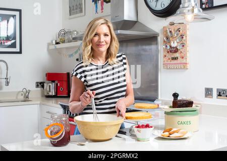 Lisa Faulkner, attrice, presentatore e chef televisivo, nella sua cucina a casa a Barnet, North London, Inghilterra, Regno Unito Foto Stock