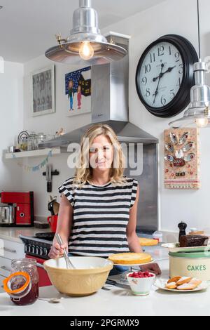 Lisa Faulkner, attrice, presentatore e chef televisivo, nella sua cucina a casa a Barnet, North London, Inghilterra, Regno Unito Foto Stock