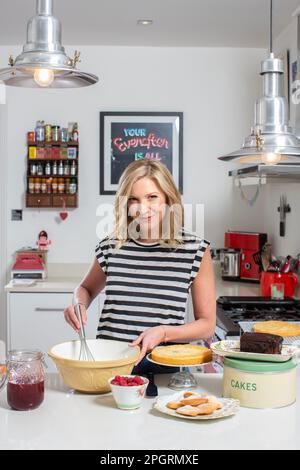 Lisa Faulkner, attrice, presentatore e chef televisivo, nella sua cucina a casa a Barnet, North London, Inghilterra, Regno Unito Foto Stock