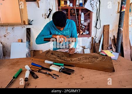 Intagliatore e artigiano nel dhow fabbrica di costruzione navale di sur, Ash Sharqiyah, Oman Foto Stock