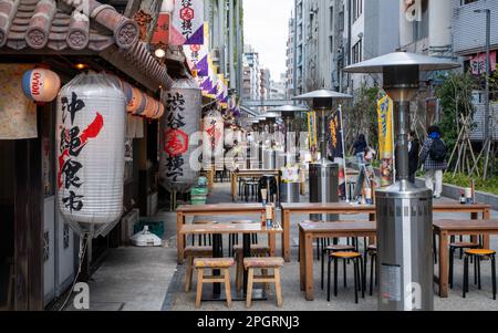 13th 2023 marzo - Tokyo, Giappone: Bar e ristoranti giapponesi all'aperto nel Parco Miyashita, Shibuya, Tokyo Giappone Foto Stock