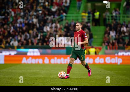 Lisbona, Portogallo. 23rd Mar, 2023. Raphael Guerreiro del Portogallo visto in azione durante il turno di qualificazione UEFA EURO 2024 gruppo J partita tra Portogallo e Liechtenstein a Estadio Jose Alvalade.(Punteggio finale: Portogallo 4 - 0 Liechtenstein) (Foto di Henrique Casinhas/SOPA Images/Sipa USA) Credit: Sipa USA/Alamy Live News Foto Stock