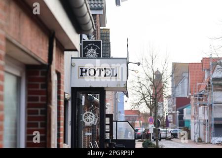 23 marzo 2023, Schleswig-Holstein, Büsum: Un cartello con l'iscrizione 'Hotel' si trova sopra l'ingresso. Foto: Frank Molter/dpa Foto Stock