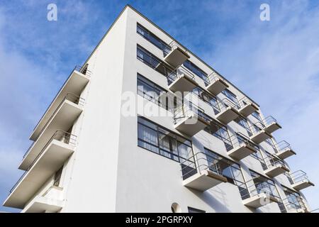 Facciata con balconi all'edificio Bauhaus, Dessau, Sassonia-Anhalt, Germania Foto Stock