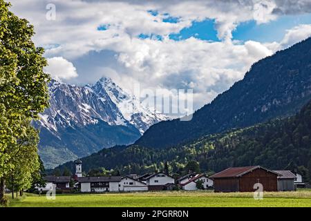Vista del villaggio Farchant in Werdenfelser Land ai piedi di Zugspitze, Baviera, Germania Foto Stock
