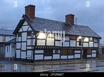 Oliver Cromwell alloggio 1599-1658, ora il ristorante indiano Cottage, Church St, Warrington centro città al crepuscolo, Cheshire, Inghilterra, Regno Unito, WA1 2TF Foto Stock
