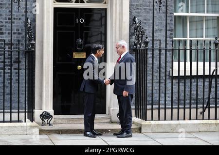 Londra, Regno Unito. 24th Mar, 2023. Il primo ministro britannico Rishi Sunak dà il benvenuto al primo ministro israeliano Benjamin Netanyahu in Downing Street n. 10. Credit: Uwe Deffner/Alamy Live News Foto Stock