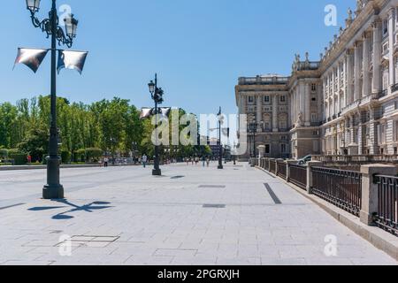 Vista di una strada in una città Foto Stock