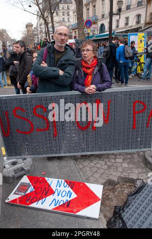 Parigi / Francia - 24/03/2023, Laurent Paillier / le Pictorium - nella processione della manifestazione contro la riforma pensionistica del 23 marzo a Parigi - 24/3/2023 - Francia / Parigi / Parigi - in questo 9th° giorno di manifestazione intersindacale contro la riforma pensionistica del governo di Elisabeth Borne, i giovani hanno fatto un ingresso notevole nel movimento di protesta Foto Stock