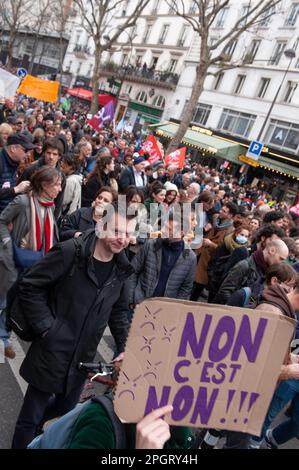 Parigi / Francia - 24/03/2023, Laurent Paillier / le Pictorium - nella processione della manifestazione contro la riforma pensionistica del 23 marzo a Parigi - 24/3/2023 - Francia / Parigi / Parigi - in questo 9th° giorno di manifestazione intersindacale contro la riforma pensionistica del governo di Elisabeth Borne, i giovani hanno fatto un ingresso notevole nel movimento di protesta Foto Stock