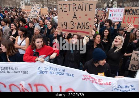 Parigi / Francia - 24/03/2023, Laurent Paillier / le Pictorium - nella processione della manifestazione contro la riforma pensionistica del 23 marzo a Parigi - 24/3/2023 - Francia / Parigi / Parigi - in questo 9th° giorno di manifestazione intersindacale contro la riforma pensionistica del governo di Elisabeth Borne, i giovani hanno fatto un ingresso notevole nel movimento di protesta Foto Stock