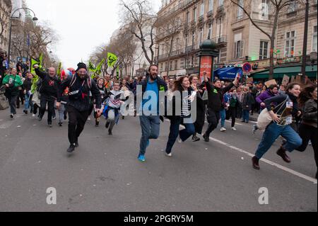 Parigi / Francia - 24/03/2023, Laurent Paillier / le Pictorium - nella processione della manifestazione contro la riforma pensionistica del 23 marzo a Parigi - 24/3/2023 - Francia / Parigi / Parigi - in questo 9th° giorno di manifestazione intersindacale contro la riforma pensionistica del governo di Elisabeth Borne, i giovani hanno fatto un ingresso notevole nel movimento di protesta Foto Stock