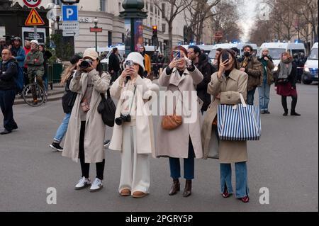 Parigi / Francia - 24/03/2023, Laurent Paillier / le Pictorium - nella processione della manifestazione contro la riforma delle pensioni del marzo 23 a Parigi - 24/3/2023 - Francia / Parigi / Parigi - dimostrazioni contro la riforma delle pensioni in Francia viste da stranieri Foto Stock