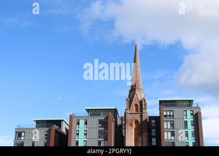 Guglia della chiesa e appartamenti, Aberdeen Foto Stock