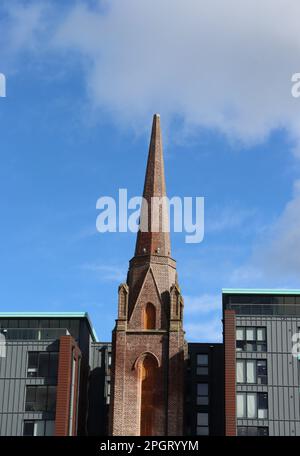 Guglia della chiesa e appartamenti, Aberdeen Foto Stock