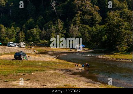 Area campeggio sul fiume Pichi Traful, Seven Lakes Road, Ruta 40, Provincia di Neuquén, Argentina Foto Stock