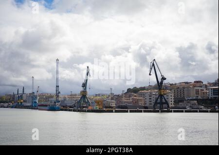 Visione industriale. Gru di lavoro nel porto, il carico nel porto Molo presso il caricamento di carbone. Il caricatore e i nastri trasportatori per il trasporto di carbone. Foto Stock