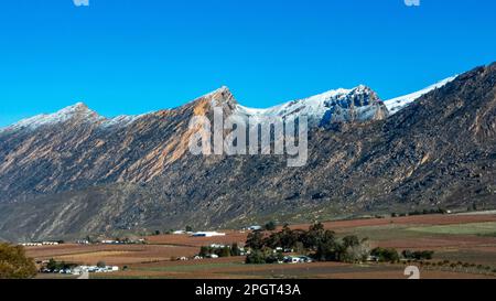 Un bel colpo di neve sulle montagne della Valle della scamosciata vicino a Worcester, Capo Occidentale, Sud Africa Foto Stock