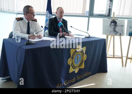 Il soprintendente Tim Burke (a sinistra) e il soprintendente Detective Eddie Carroll che parlano ai media della stazione di Irishtown Garda, Dublino, sull'indagine sulla scomparsa di Annie McCarrick, un cittadino americano che è scomparso dalla sua allora casa a Sandymount dal marzo 26 1993. Data immagine: Venerdì 24 marzo 2023. Foto Stock