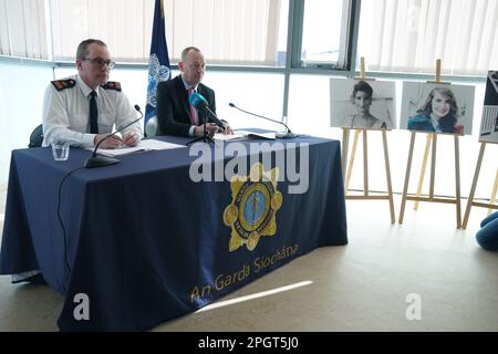 Il soprintendente Tim Burke (a sinistra) e il soprintendente Detective Eddie Carroll che parlano ai media della stazione di Irishtown Garda, Dublino, sull'indagine sulla scomparsa di Annie McCarrick, un cittadino americano che è scomparso dalla sua allora casa a Sandymount dal marzo 26 1993. Data immagine: Venerdì 24 marzo 2023. Foto Stock