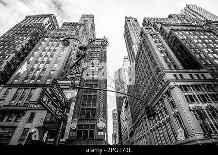 Vista sulla strada di Manhattan con grandi edifici, New York, Stati Uniti. Bianco e nero Foto Stock