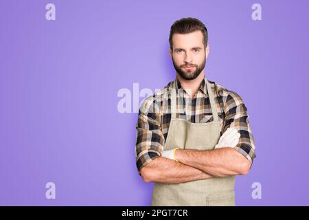 Ritratto con copyspace, posto vuoto di attraente, virile, duro contadino con stoppia in uniforme con le braccia incrociate, guardando la macchina fotografica isolata Foto Stock