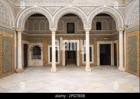 L'impressionante cortile interno del Palazzo Dar Lagram, un palazzo ben conservato risalente al 18th ° secolo. Tunisia Foto Stock