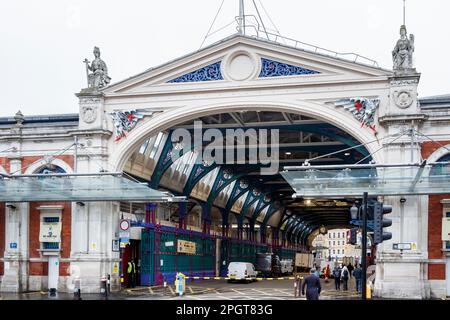 La Grand Avenue al mercato della carne di Smithfield (lato sud) nella zona di Farringdon della City of London, UK Foto Stock