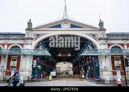 La Grand Avenue al mercato della carne di Smithfield (lato sud) nella zona di Farringdon della City of London, UK Foto Stock