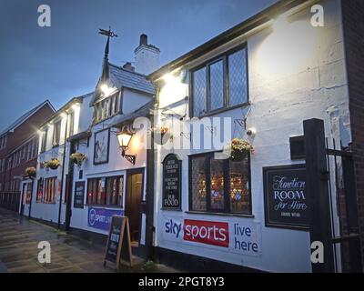 The Bulls Head pub, 33 Church St, Warrington Town centre at crepuscolo, Cheshire, Inghilterra, UK, WA1 2SX Foto Stock