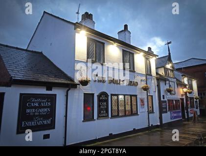 The Bulls Head pub, 33 Church St, Warrington Town centre at crepuscolo, Cheshire, Inghilterra, UK, WA1 2SX Foto Stock