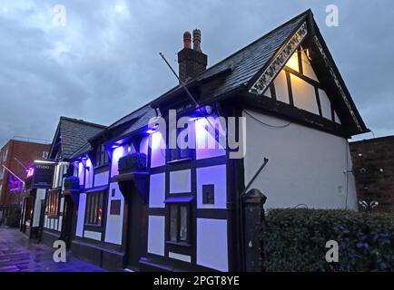 Oliver Cromwell alloggio 1599-1658, ora il ristorante indiano Cottage, Church St, Warrington centro città al crepuscolo, Cheshire, Inghilterra, Regno Unito, WA1 2TF Foto Stock