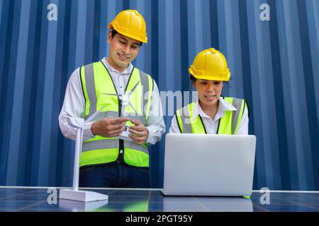 giovani asiatici, uomini e donne studenti universitari imparare e sperimentale vento e luce solare energie rinnovabili in ingegneria, bachelor della scienza, rinnova Foto Stock