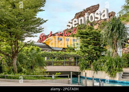 Treno Sentosa Express sull'Isola di Sentosa, Singapore davanti al logo Sentosa Foto Stock