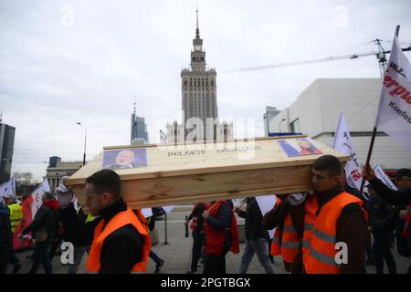 Varsavia, Polonia. 24th Mar, 2023. I lavoratori dei minatori portano con sé una botte con le immagini dei funzionari dell'UE Frans Timmermans e Ursula von Der Leuen e dell'attivista francese Greta Thunberg durante una protesta contro le proposte dell'UE sulle nuove norme per il monitoraggio delle emissioni di metano a Varsavia, Polonia, il 24 marzo 2023. (Foto di Jaap Arriens/Sipa USA) Credit: Sipa USA/Alamy Live News Foto Stock