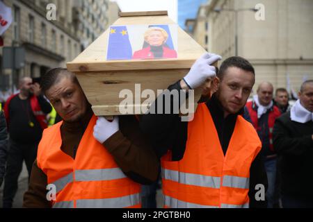 Varsavia, Polonia. 24th Mar, 2023. I lavoratori dei minatori portano con sé una botte con le immagini dei funzionari dell'UE Frans Timmermans e Ursula von Der Leuen e dell'attivista francese Greta Thunberg durante una protesta contro le proposte dell'UE sulle nuove norme per il monitoraggio delle emissioni di metano a Varsavia, Polonia, il 24 marzo 2023. (Foto di Jaap Arriens/Sipa USA) Credit: Sipa USA/Alamy Live News Foto Stock