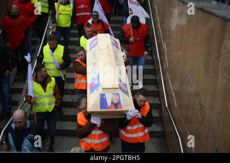 Varsavia, Polonia. 24th Mar, 2023. I lavoratori dei minatori portano con sé una botte con le immagini dei funzionari dell'UE Frans Timmermans e Ursula von Der Leuen e dell'attivista francese Greta Thunberg durante una protesta contro le proposte dell'UE sulle nuove norme per il monitoraggio delle emissioni di metano a Varsavia, Polonia, il 24 marzo 2023. (Foto di Jaap Arriens/Sipa USA) Credit: Sipa USA/Alamy Live News Foto Stock