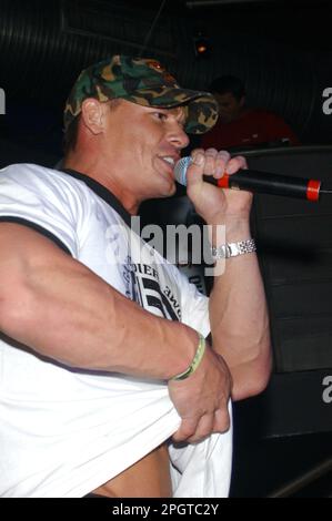 Milano Italia 16/09/2005 : concerto dal vivo di John cena, John cena e Tha Trademarc al night club Rolling Stone Foto Stock